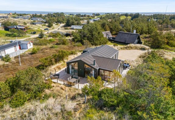 Moderne sommerhus med sauna og afskærmet terrasse
