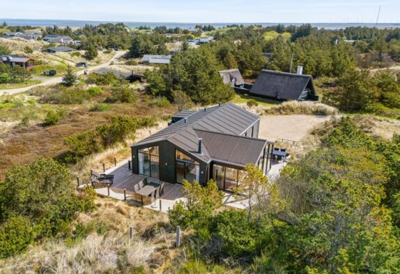 Moderne sommerhus med sauna og afskærmet terrasse