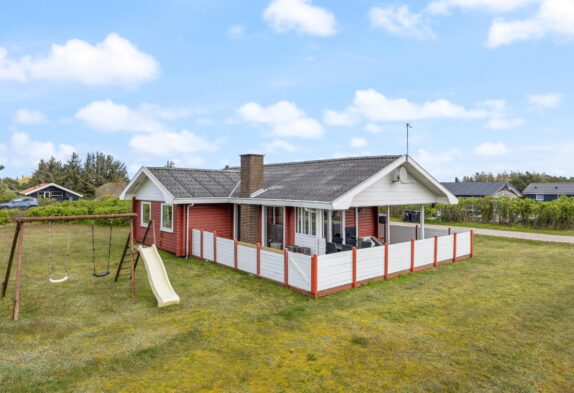 Træsommerhus med lukket terrasse og plads til hundene