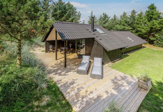 Lyst og moderne sommerhus med anneks i skønne Bjerregård