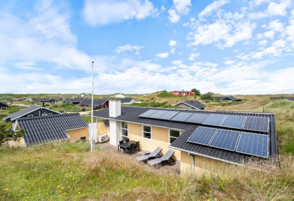 Dejligt feriehus med gode terrasser, spa og sauna, tæt på havet