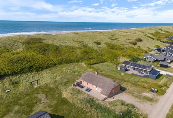 Schönes Ferienhaus mit Sauna in äusserster Dünenreihe