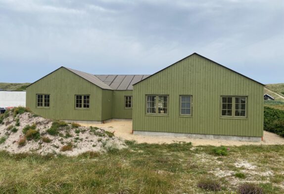 Stort luksussommerhus med aktivitetsrum, pool og udespa