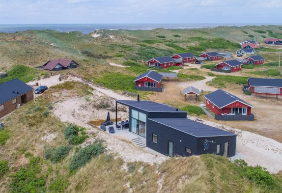 Nyt femstjernet feriehus med sauna kun 100 meter fra stranden