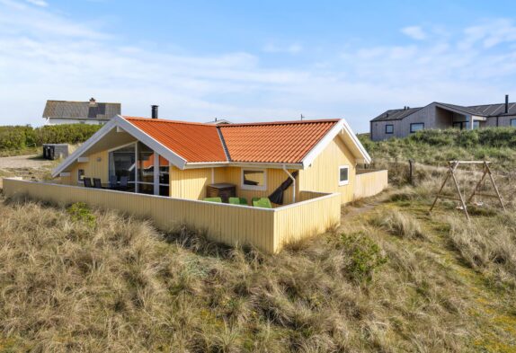 Feriehus med skønne terrasser tæt på stranden
