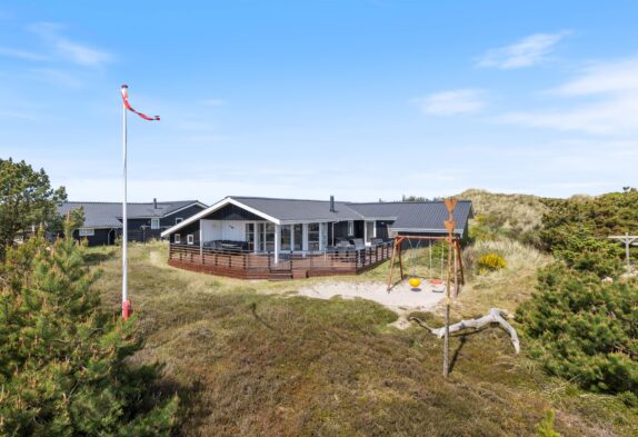 Lyst og rummeligt feriehus tæt på stranden
