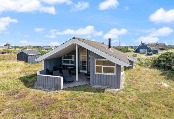 Strandnært feriehus i Bjerregård med spabad og brændeovn