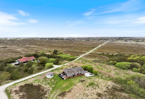Hyggeligt stråtækt sommerhus på naturgrund i Bjerregård