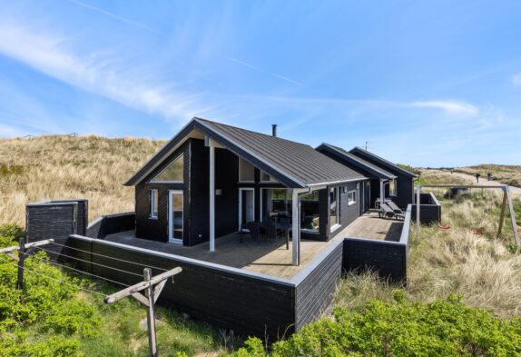 Lækkert sommerhus med aktivitetsrum, sauna og udendørs bruser