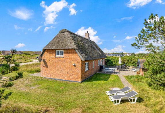 Hyggeligt sommerhus med sauna, brændeovn og stor terrasse