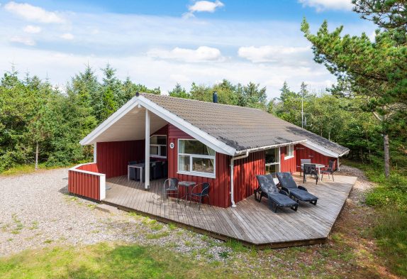 Sommerhus med stemning, spa og sauna på ugeneret naturgrund
