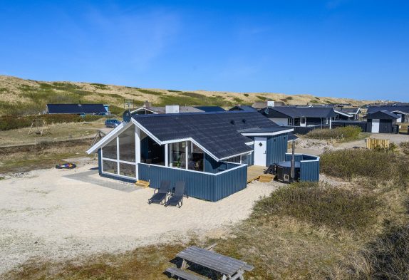 Moderne feriehus med sauna og vildmarksbad kun 100 m fra havet