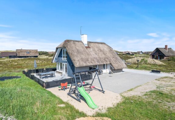 Stråtækt idyl med sauna – og panoramaudsigt over klitlandskabet