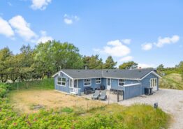 Ferienhaus mit Aktivitätsraum und Kaminofen. Kat. nr.:  BB1034, Midtvej 29;