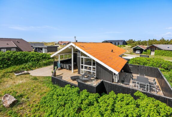 Renoveret sommerhus med sauna centralt beliggende i Bjerregård