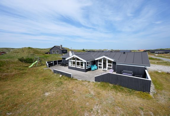 Strandnært sommerhus med spa og sauna til 8 personer i Bjerregård