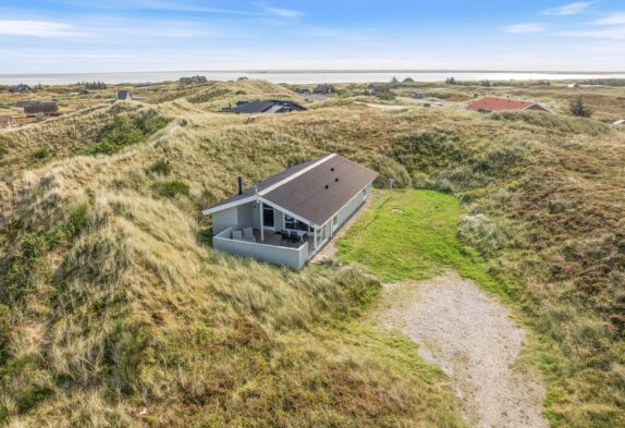 Fint feriehus med dejlig terrasse med udsigt udover klitterne