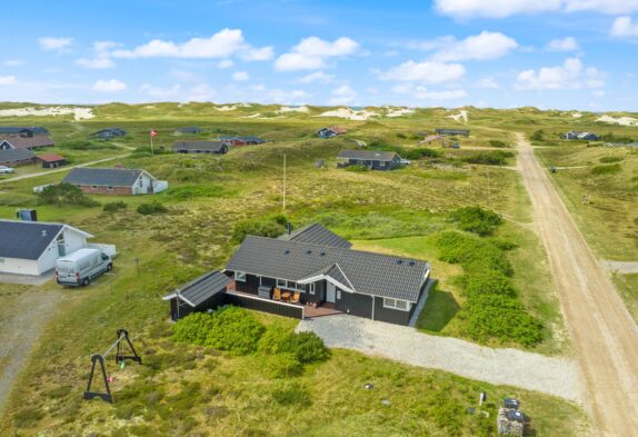 Rummeligt sommerhus nær Vesterhavet på klitgrund