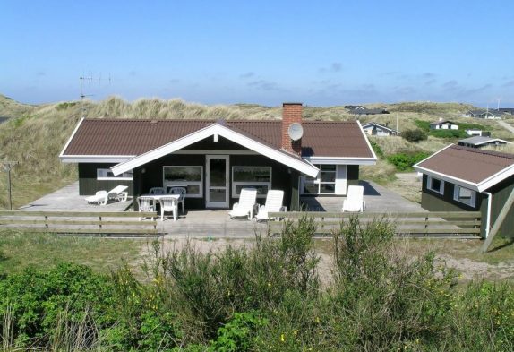 Gut ausgestattetes Ferienhaus mit großer Terrasse
