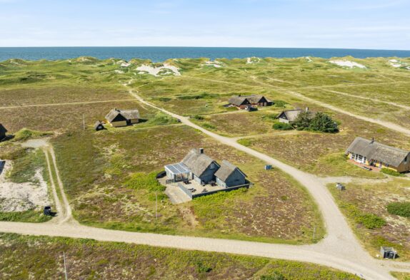 Stråtækt feriehus med udestue nær stranden