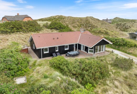 Stort sommerhus på skøn naturgrund tæt på hav og strand