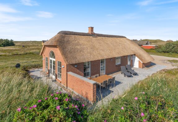 Strandnært sommerhus med spa og sauna i Skodbjerge