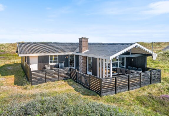 Feriehus med dejlig terrasse på rolig sidevej