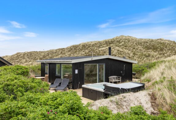 Strandnahes Ferienhaus mit Außenwhirlpool für 4 Gäste