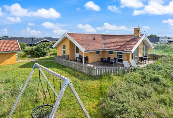 Hyggeligt feriehus med dejlig lukket terrasse og varmepumpe