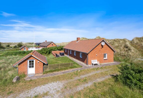 Roligt beliggende sommerhus mellem hav og fjord