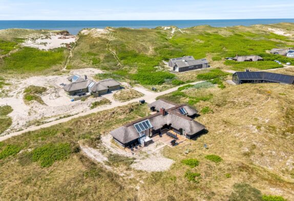 Hyggeligt poolhus nær stranden i Haurvig
