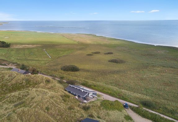 Poolhus med panoramaudsigt og en lukket terrasse