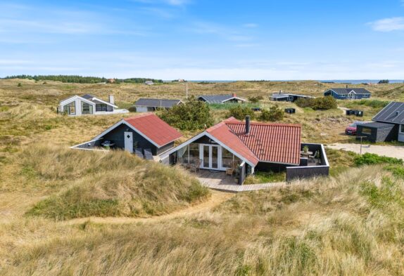 Hyggeligt sommerhus med brændeovn i Haurvig