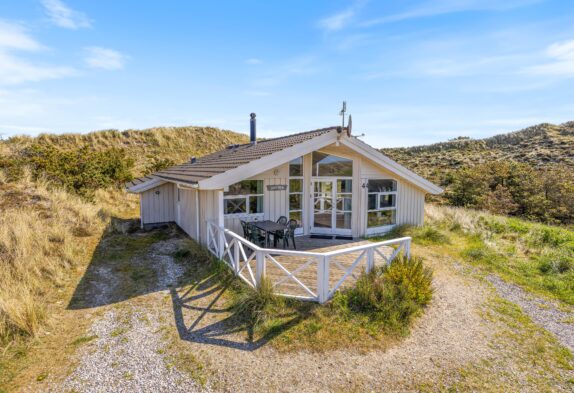 Strandnært sommerhus med skøn beliggenhed