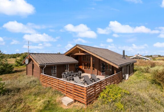 Rustikt bjælkehus med spa og sauna på naturgrund ved fjorden