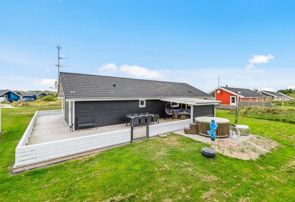 Familievenligt sommerhus med spa, vildmarksbad og sauna