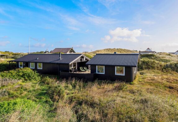 Sommerhus med anneks tæt på strand og fjord i Årgab