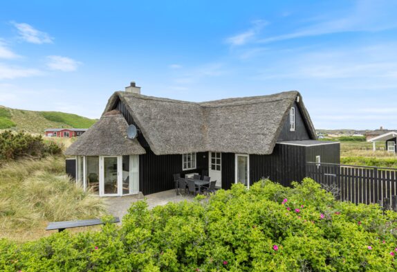 Dejligt stråtrækt sommerhus med sauna og skøn udestue