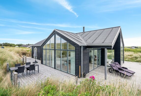 Femstjernet sommerhus med sauna og brændeovn tæt på stranden