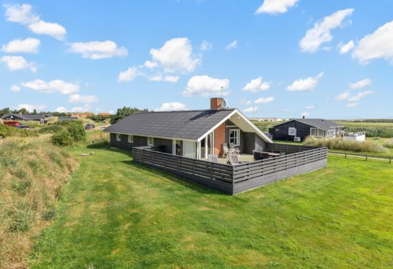Feriehus med stor lukket terrasse tæt på stranden