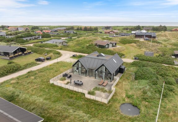 Kvalitetshus i Årgab med lukket terrasse og tæt på stranden
