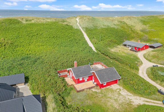Hyggeligt sommerhus med brændeovn – unik beliggenhed