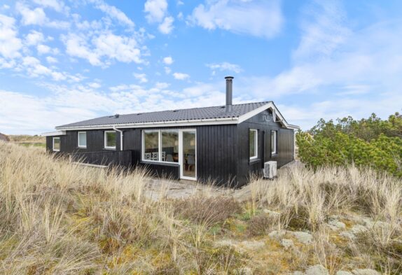Hyggeligt sommerhus med brændeovn i Årgab