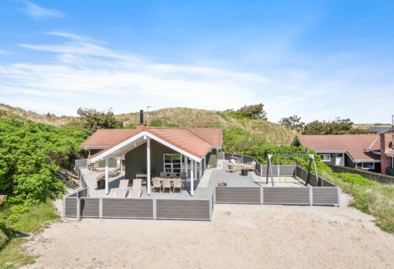 Klassisk sommerhus 300 meter fra stranden med spabad og sauna