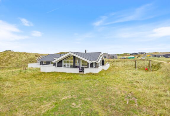 Strandnært, familievenligt sommerhus med spabad og sauna i Årgab