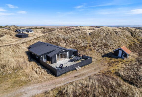 Dejligt sommerhus med lukket terrasse – tæt på Vesterhavet