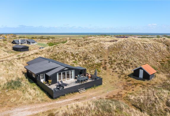Dejligt sommerhus med lukket terrasse – tæt på Vesterhavet