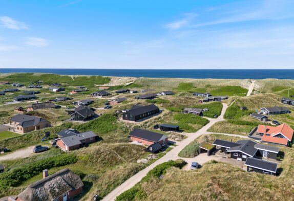 Hyggeligt feriehus i roligt område tæt på strand og by