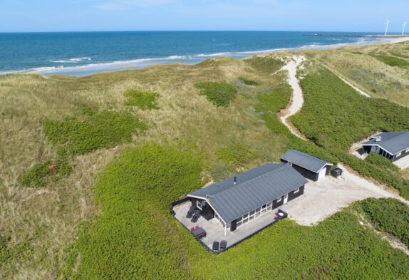 Strandnahes Ferienhaus mit Kamin, Sauna und Whirlpool in Årgab