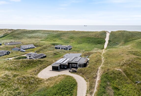 Luksuriøst 5-stjernet sommerhus med pool til 12 pers., 100 m fra havet